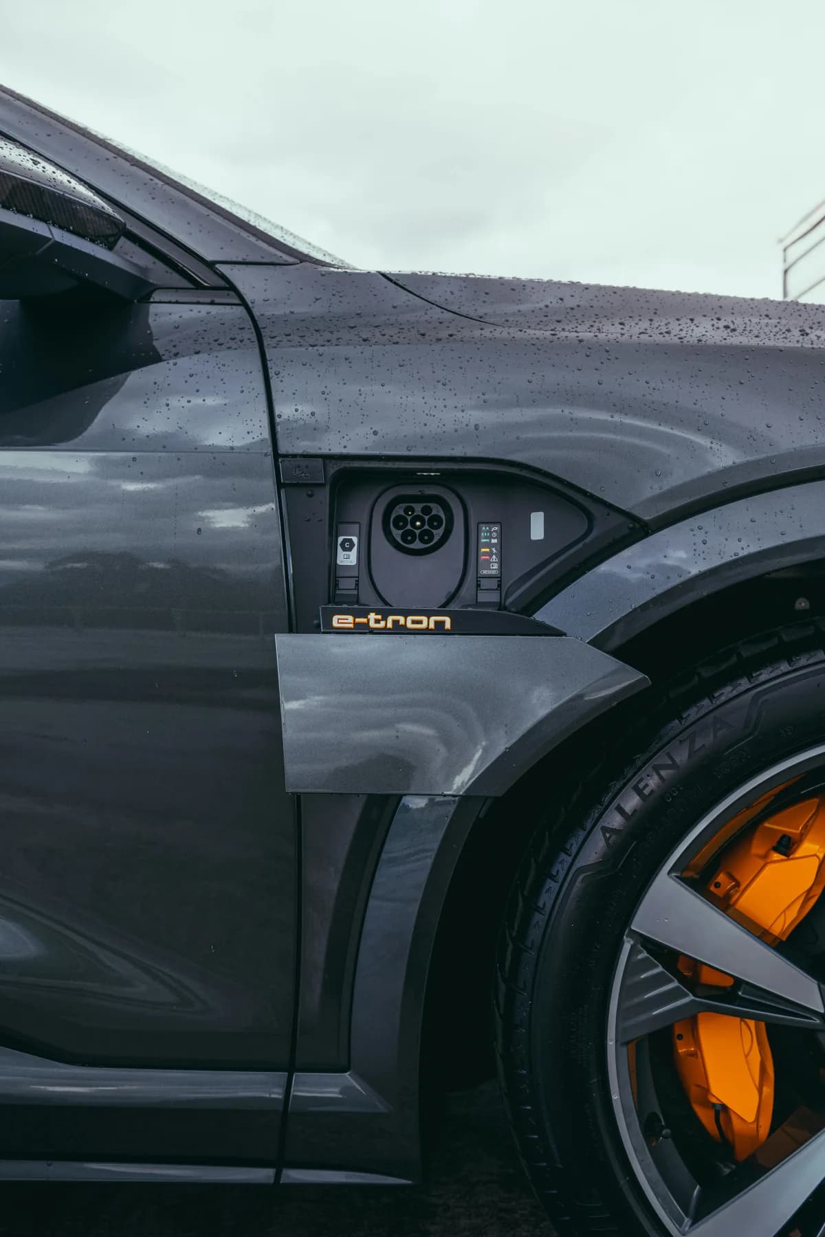 Puerto de carga CCS de un Audi e-tron con detalle de frenos naranjas