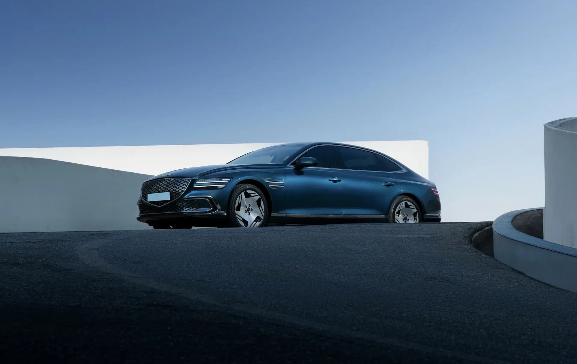 Genesis Electrified G80 azul de perfil en un entorno minimalista