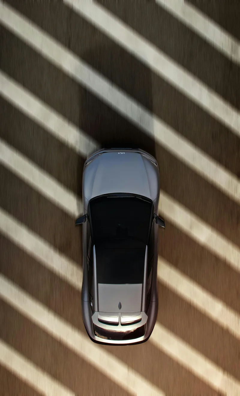 Kia EV6 vista cenital con techo solar entre juegos de luces y sombras
