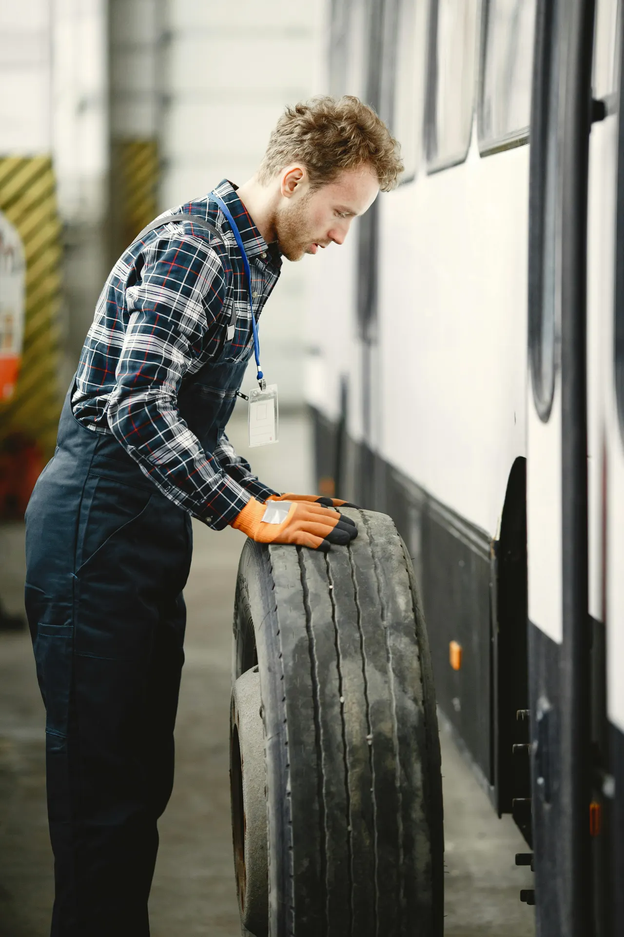 Mecánico profesional revisando neumáticos en un taller de automóviles