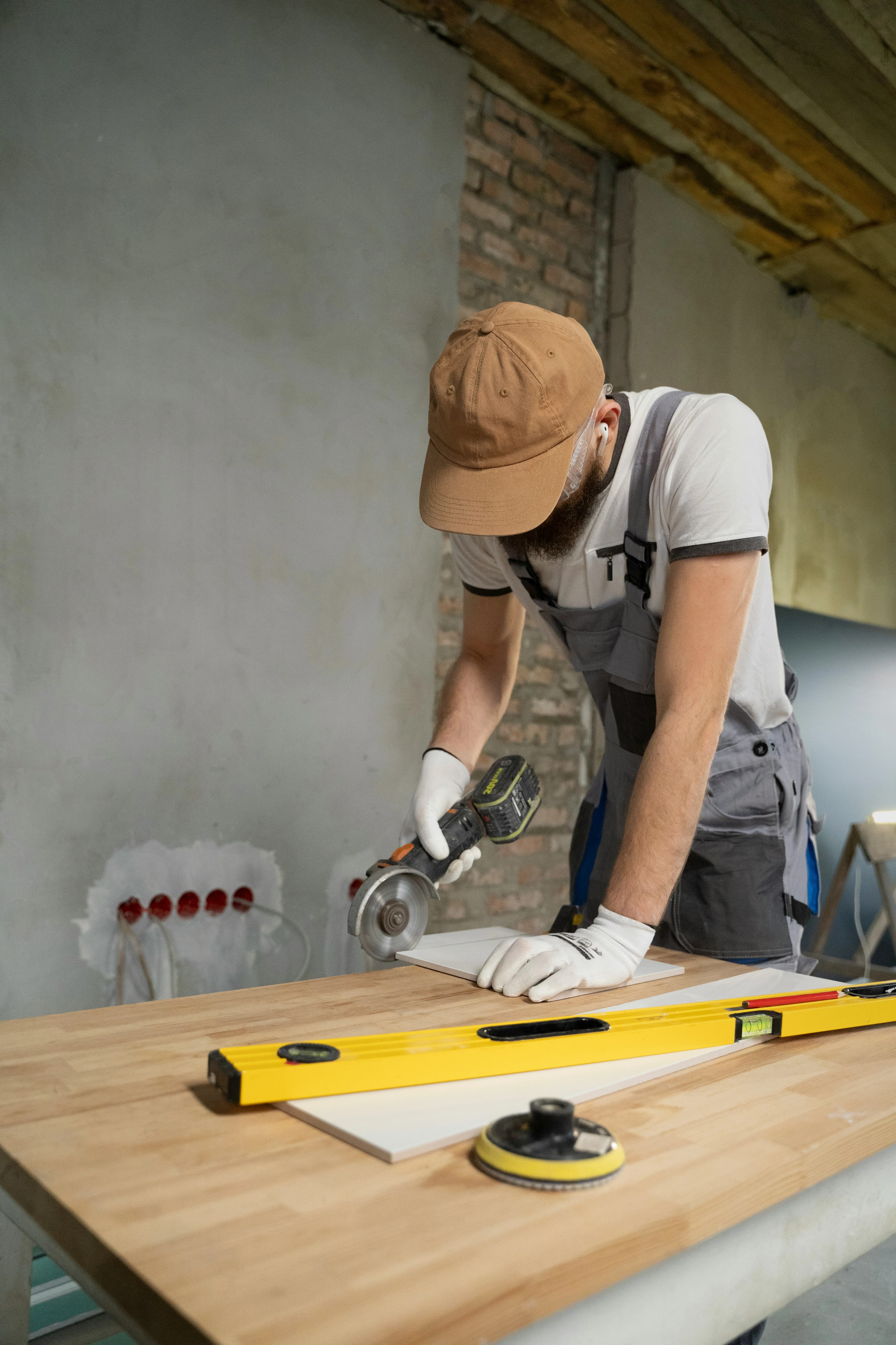 Operario cortando materiales de construcción en una obra de rehabilitación